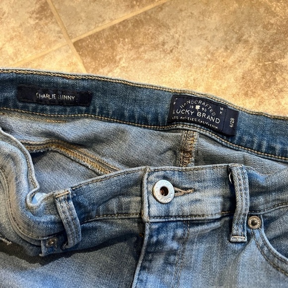 Lucky Brand Charlie Skinny distressed low rise light wash jeans size 6/28 - Picture 5 of 9